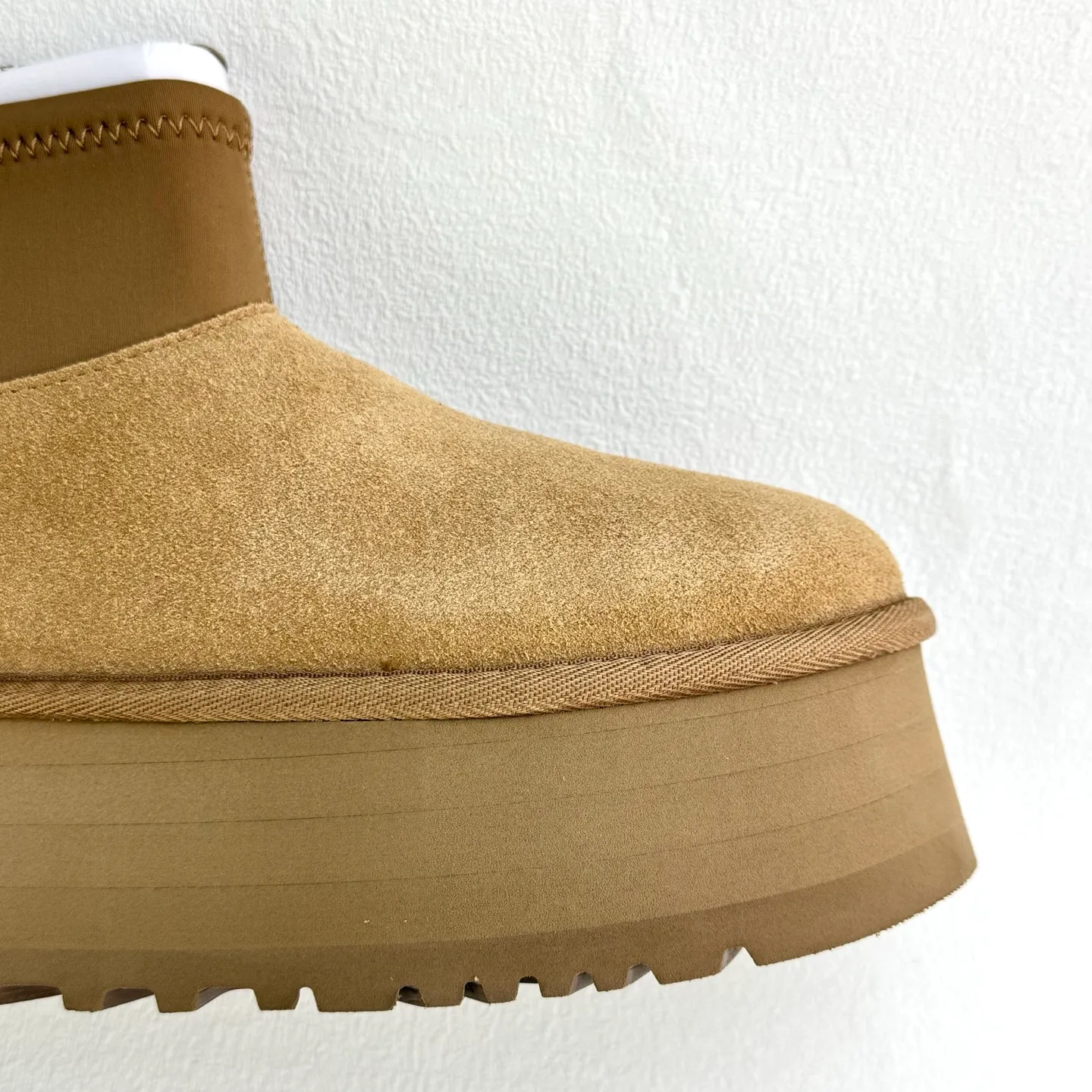 Self-pickup 💰480 Dilireba's same style short boots 2024 latest short elastic boots UGG Dipp boots Mini elastic all-in-one snow boots Short, low, elastic, thick sole 5CM style Upper design Made of high-quality suede, easy to care for, comfortable and fashionable at the same time. The inner material of the shoe is made of wool. It is warm and heat-locking to keep you warm in the winter. Sole design is lightweight and cushioning, making it comfortable to go out on the street. EVA outer disc makes walking easier FD official item number: 1168170 Size: 35 36 37 38 39 40